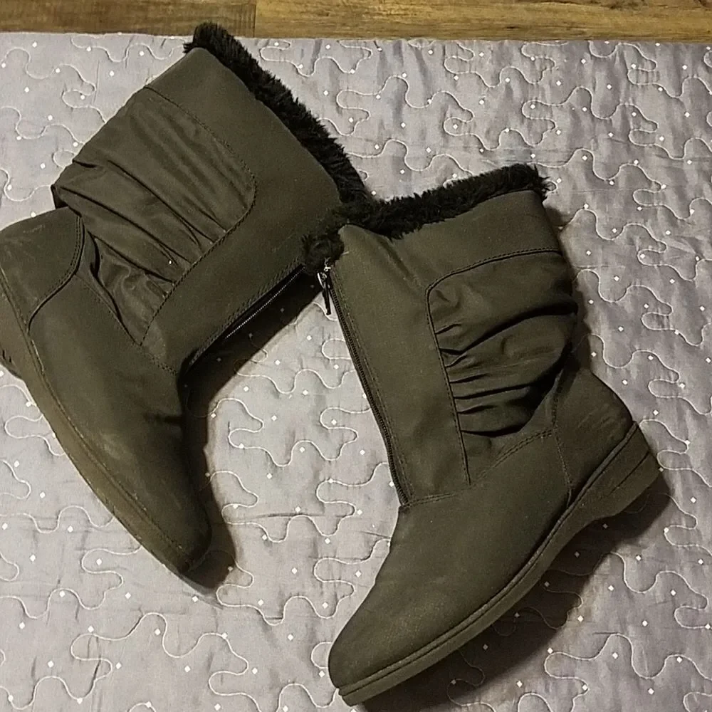 Black ski boots size 7